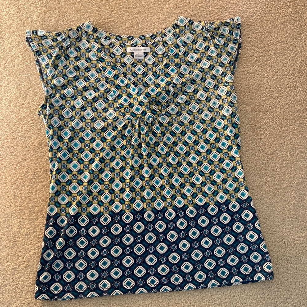 Liz Claiborne blue B neck print top. Slight gather at V. Cute fit Size Large